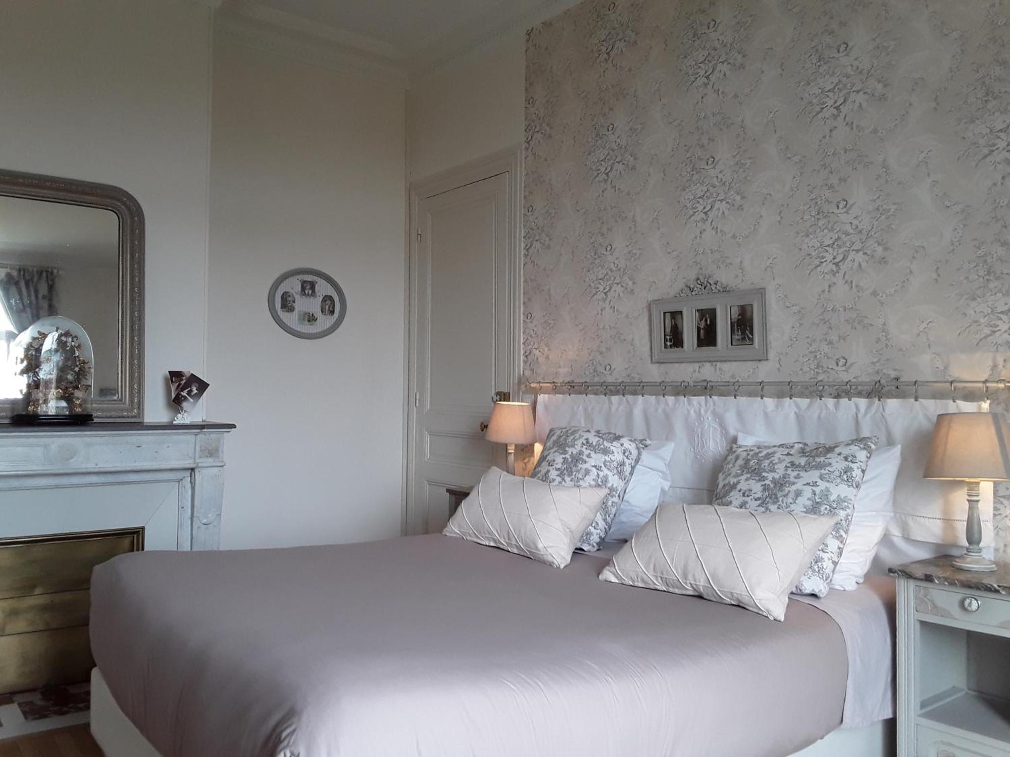 Le Manoir De Crisolles Acomodação com café da manhã Quarto foto